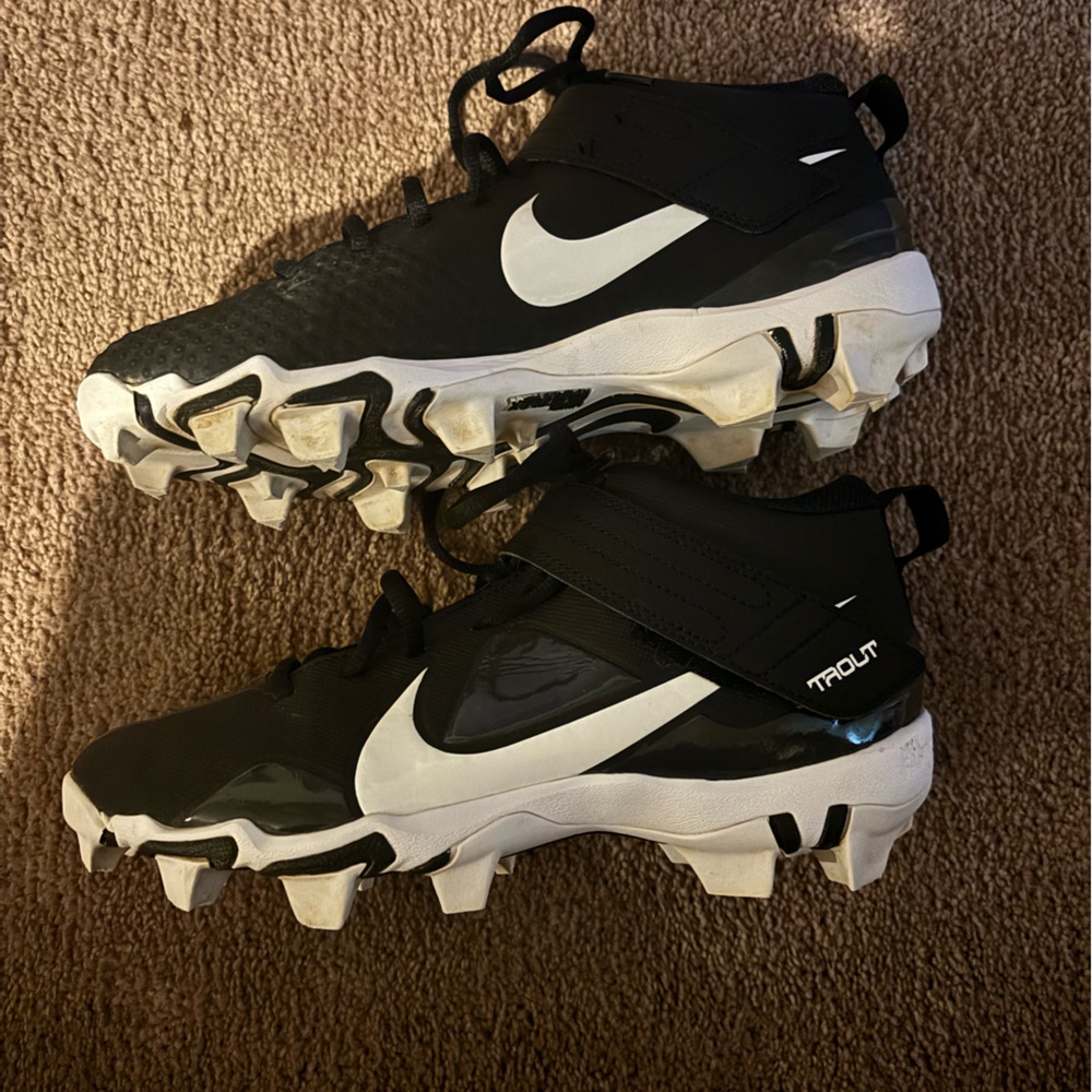 Nike Trout cleats. Great condition. Only worn a. Phone of times. Size 6.5.